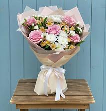 Букет цветов из:  Гвоздики, Орхидеи и Розы в Софрино