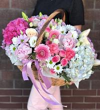 Композиция солнечный день в Софрино Цветочная композиция из Розы, Хризантемы, Пионы и Лизиантусы в корзине в Софрино