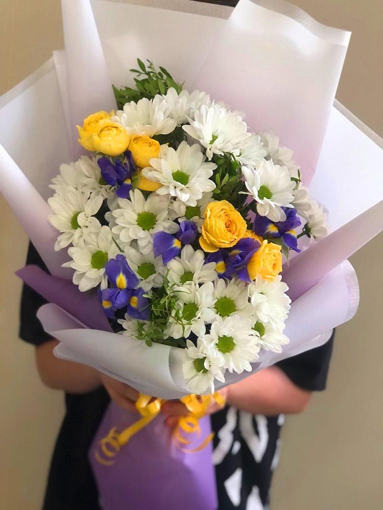 Букет цветов из: Ирисы, Хризантемы и Розы в Софрино