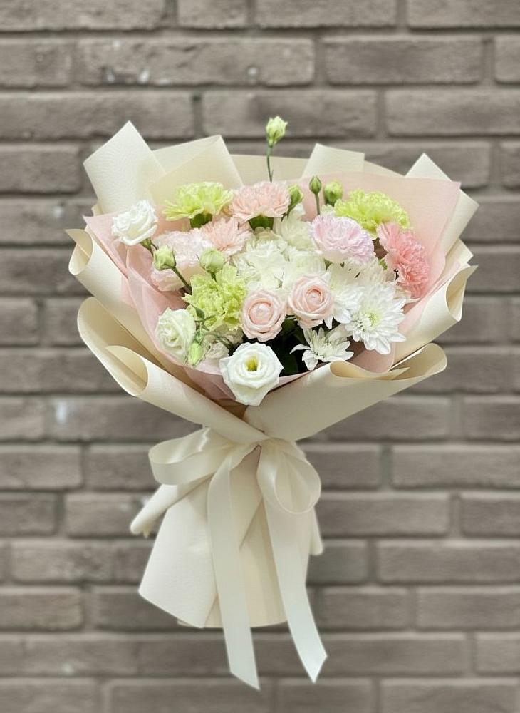Букет цветов из: Гвоздики, Розы, Лизиантусы и Хризантемы в Софрино