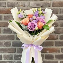 Букет цветов из:  Лизиантусы и Розы в Софрино