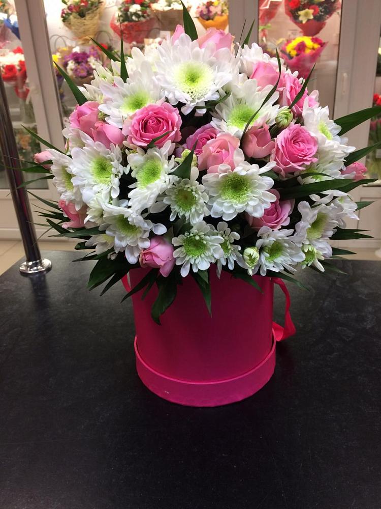 Цветочная композиция из Розы и Хризантемы в шляпной коробке в Софрино