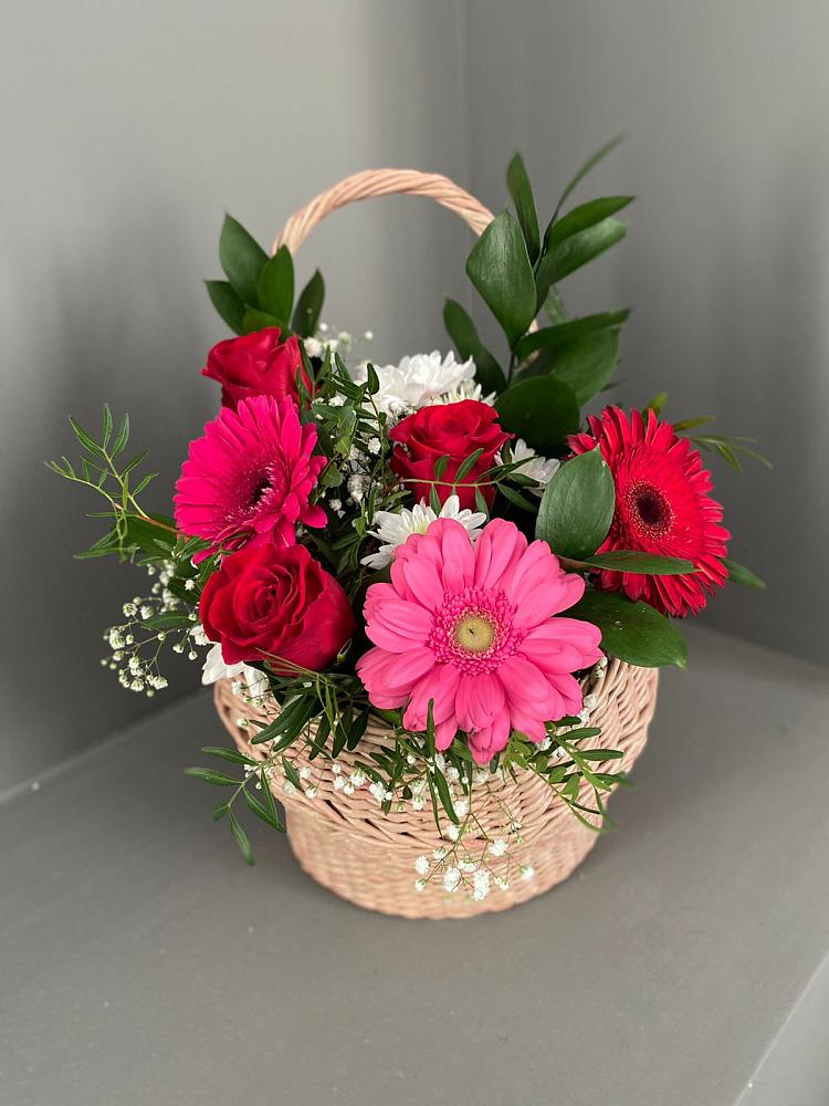 Цветочная композиция из Розы, Хризантемы и Герберы в корзине в Софрино