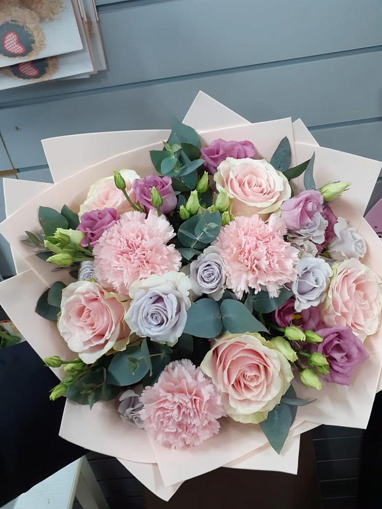 Букет цветов из: Розы, Гвоздики и Лизиантусы в Софрино